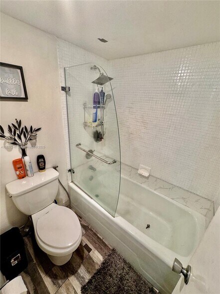 Building Photo - 3731 N Country Club Dr