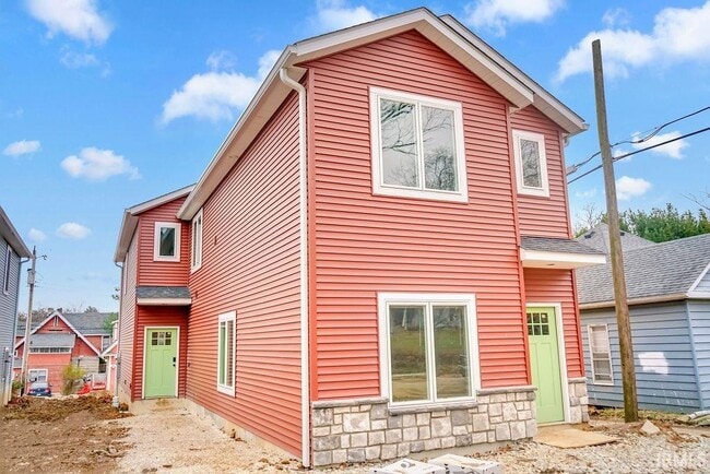 Building Photo - 1112 N Woodburn Ave