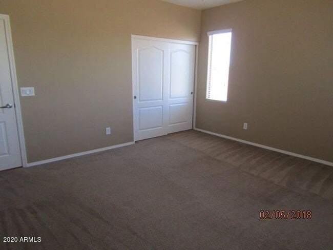 Building Photo - Gorgeous Large 4 Bed 2.5 Bath Home with lo...