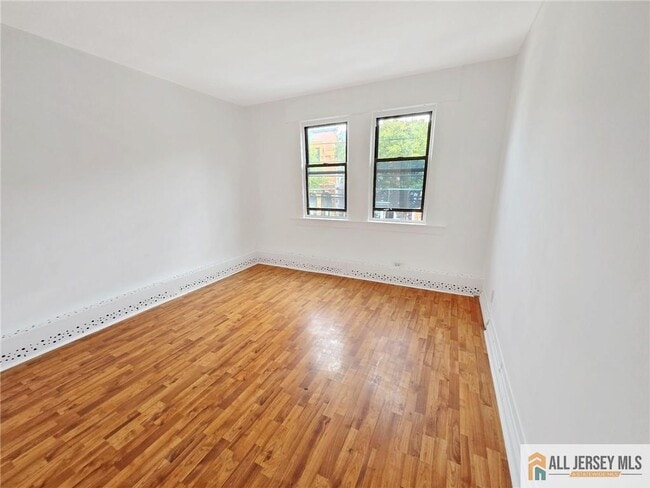 Building Photo - 106 S Broadway