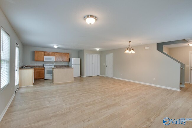Building Photo - 102 Whitestone Dr NE