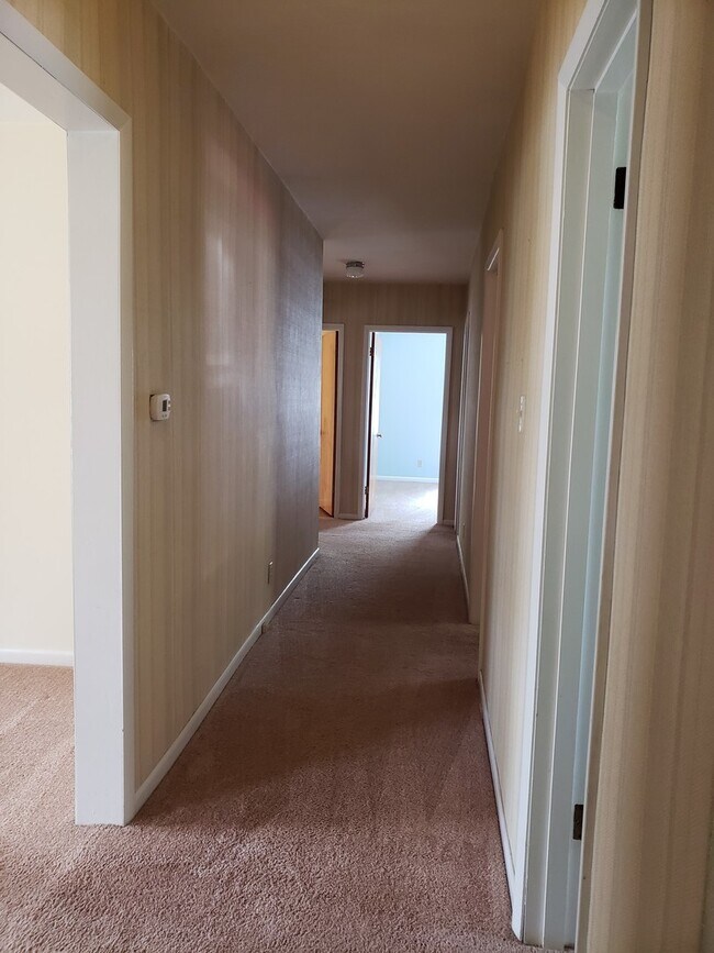Building Photo - 3 bedroom, 2 bath Home: Available July 2026!