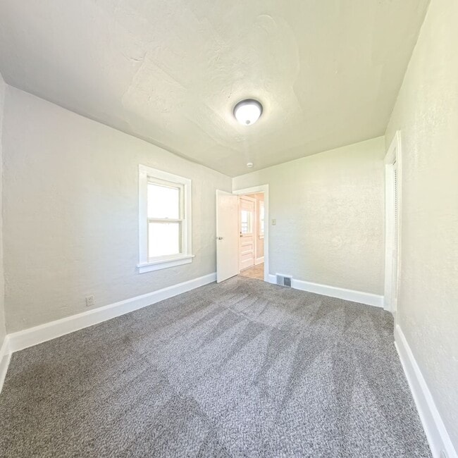 Building Photo - 2 Bedroom 2 Bathroom Home Available