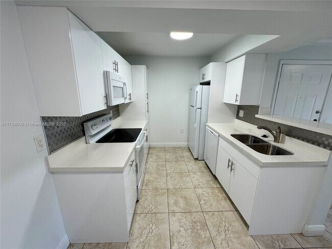 Building Photo - 10381 SW 150th Ct