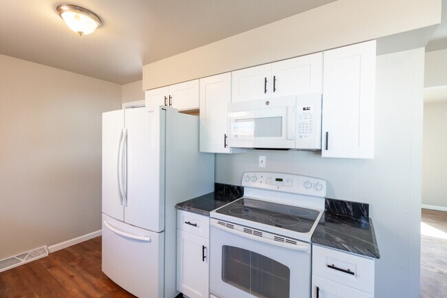 Building Photo - 804 Cahill Dr