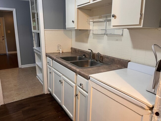 Building Photo - QUAINT 2 BEDROOM MINUTES FROM DOWNTOWN RALEIGH!