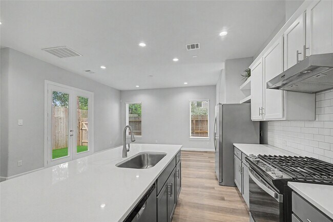 Building Photo - 911 W 35th St