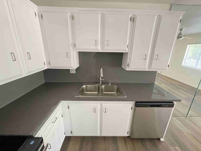 Building Photo - COMPLETELY UPDATED ONE BEDROOM APARTMENT IN TARZANA!