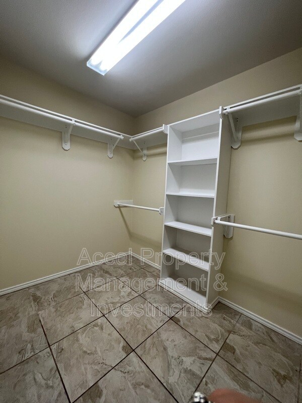 Building Photo - 4516 E Quail St