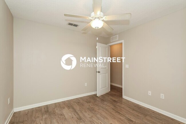 Building Photo - 3 Bedroom Pet-Friendly Home in Jacksonville, FL with Main Street Renewal