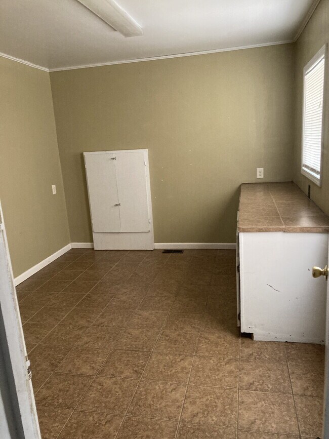 Building Photo - 3-bedroom, 2-bathroom home is located on a dead-end street, offering privacy while still being co...