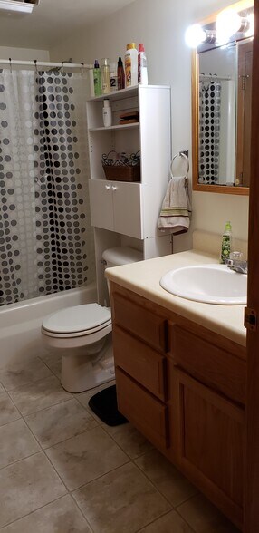 Tub Shower - 260 Cayman St