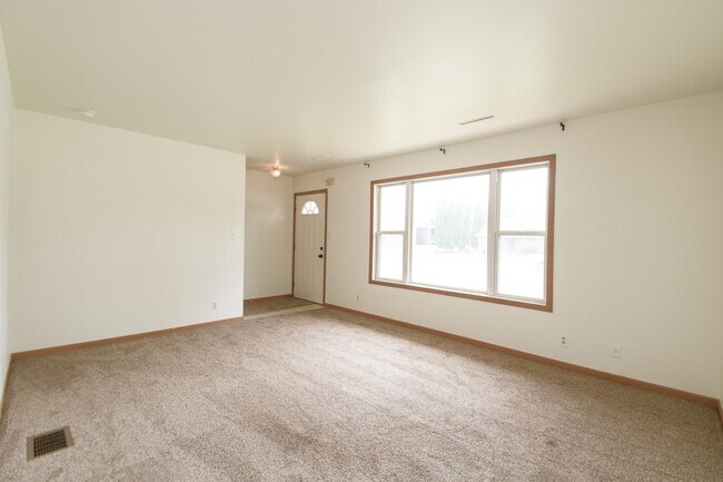 Building Photo - 2 bed 1.5 bath Townhouse in Chesterton