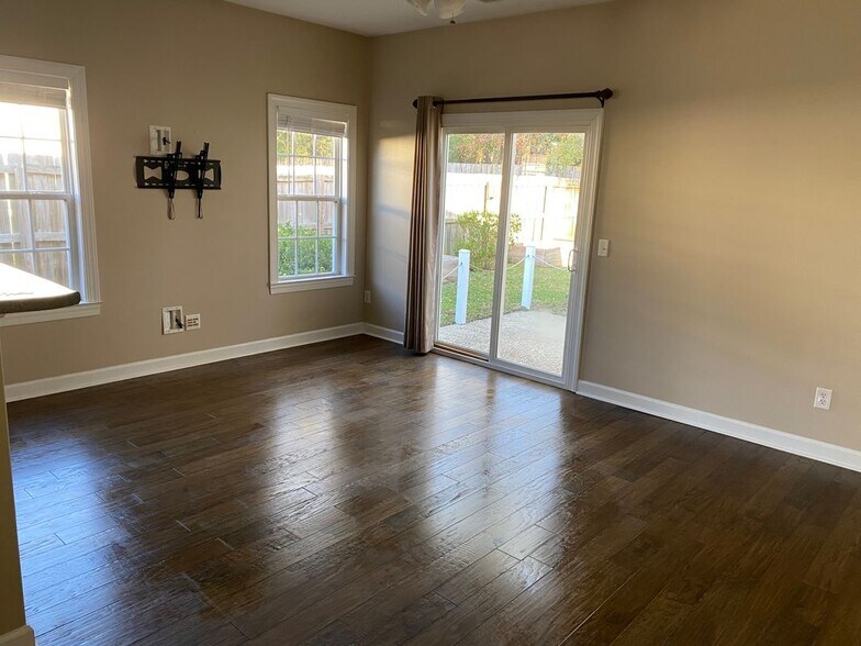 Building Photo - 1014 Lake Norman Ln