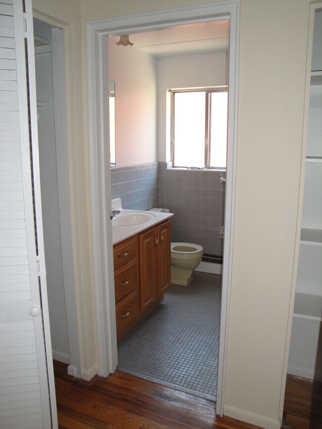 Building Photo - 539 Lowell Ave