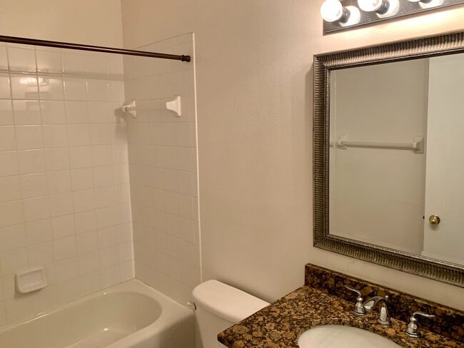 Building Photo - SPACIOUS, BEAUTIFUL 3 BEDROOM 2.5 BATH TOW...