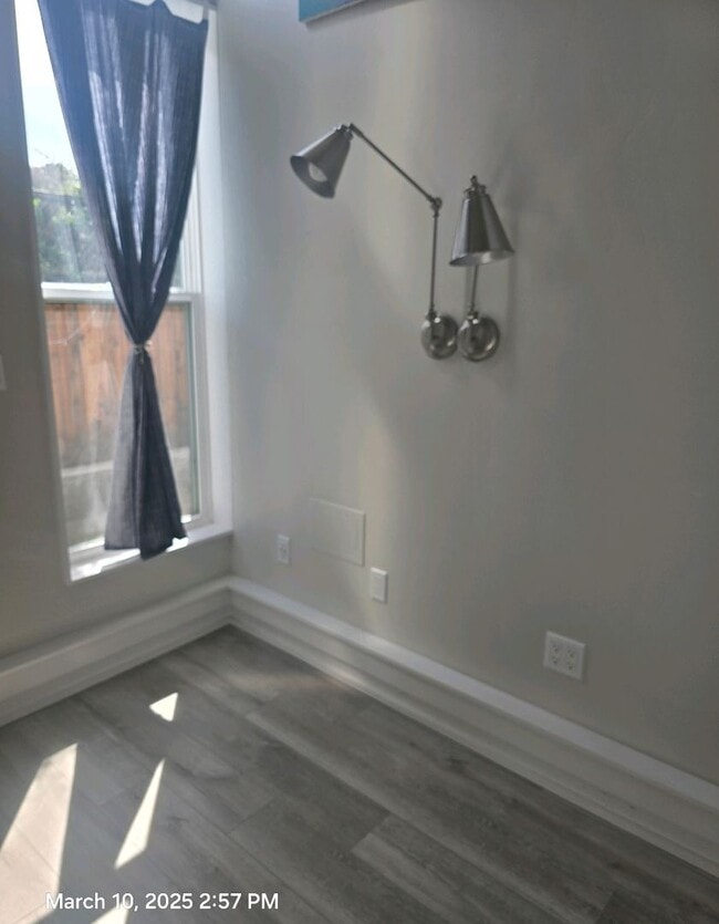 Building Photo - 1 bed 1 bath home with loft. Custom built ...