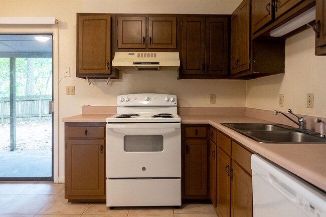 Building Photo - 1550 Live Oak Dr