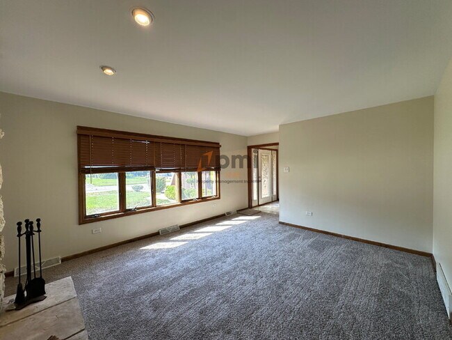 Building Photo - 334 Little John Dr