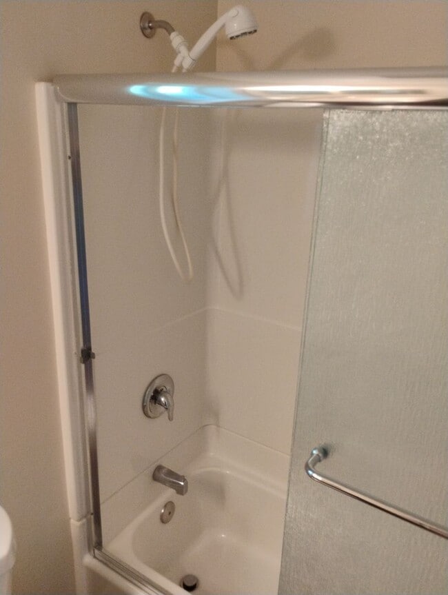 Building Photo - Like new 4 BR/3 Full Baths