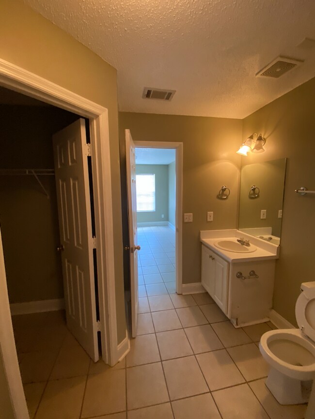 Primary Photo - Center Place - 677/679