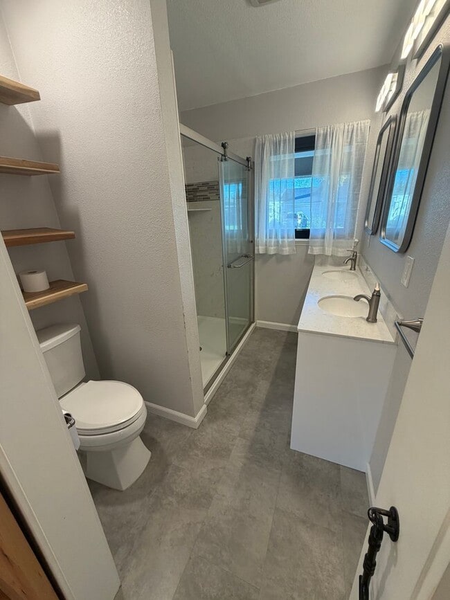 Building Photo - 3 Bed / 1.5 Bath | Thornwood Terrace Home Available Now