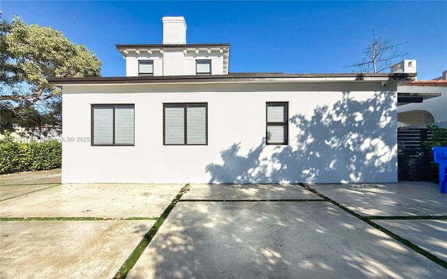 Building Photo - 927 SW 18th Ave