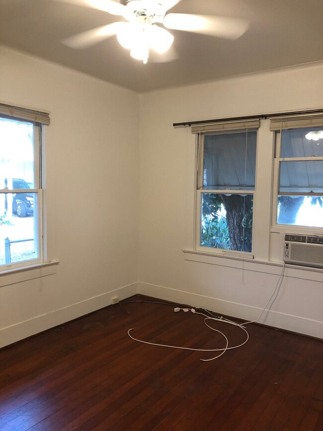 Building Photo - Charming Studio w/ Full Kitchen in Kaimuki!