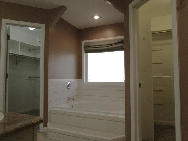 Building Photo - 2677 Cambridge Dr