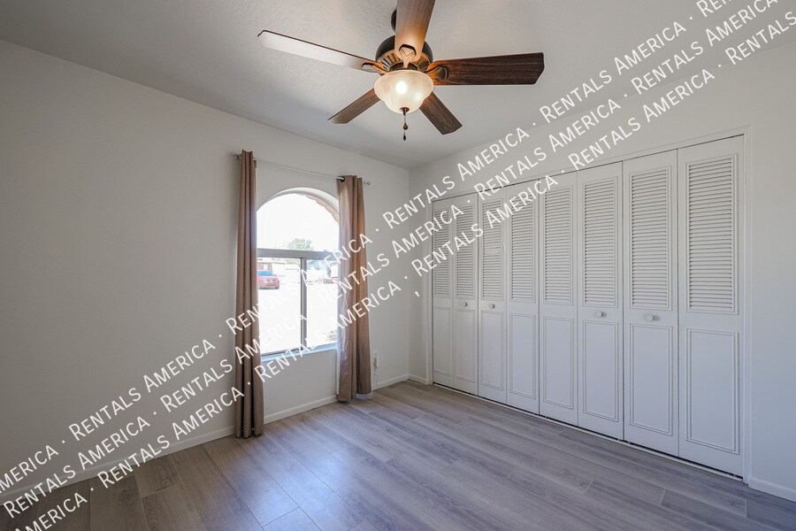 Building Photo - 1329 W Kristal Way