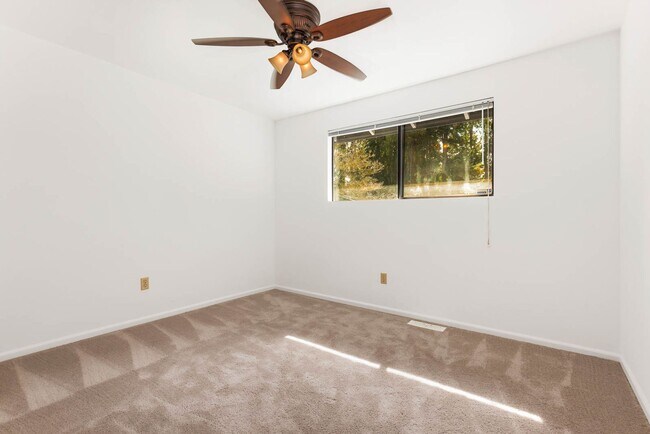 Building Photo - 10716 NE 144th Ct