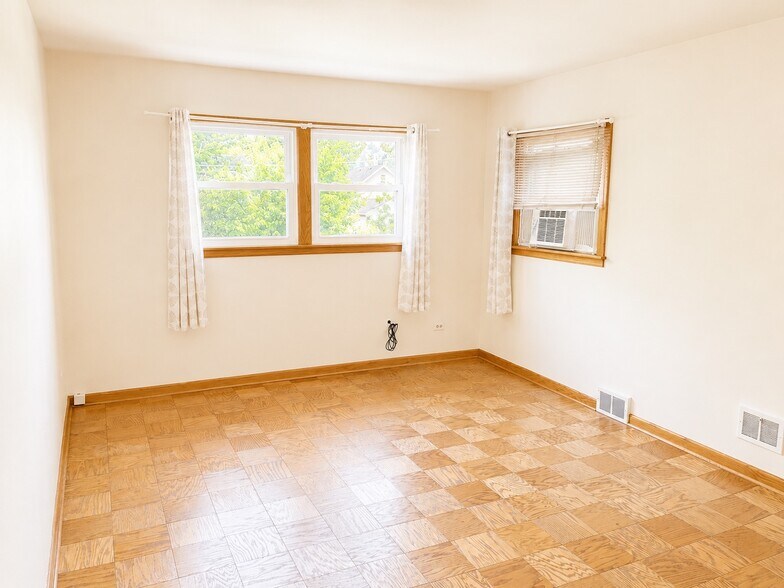 Building Photo - 4913 Prospect Ave