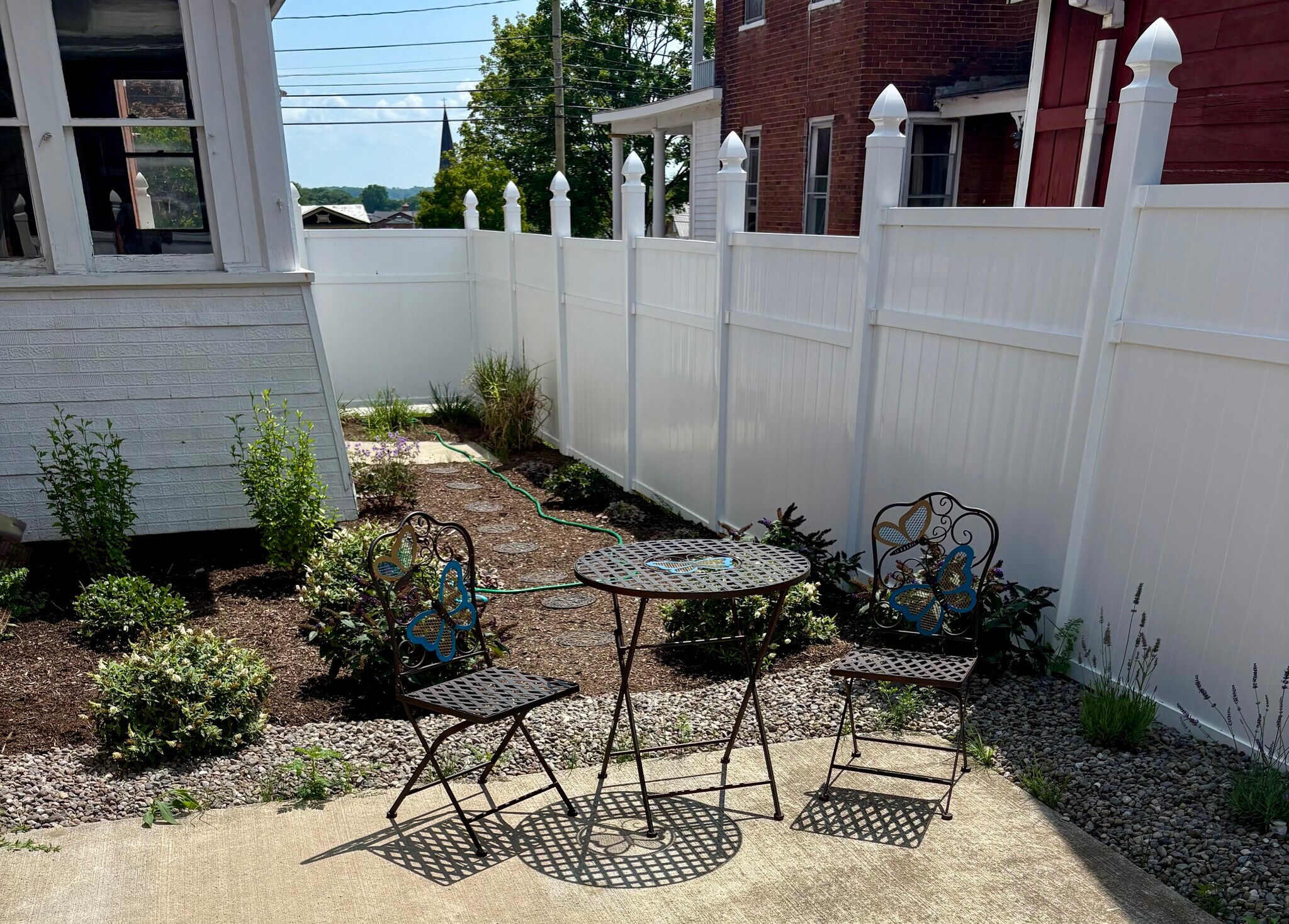Lovely fenced in shared garden - 52 Genesee St