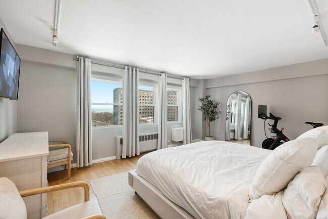 Building Photo - 2909 N Sheridan Rd