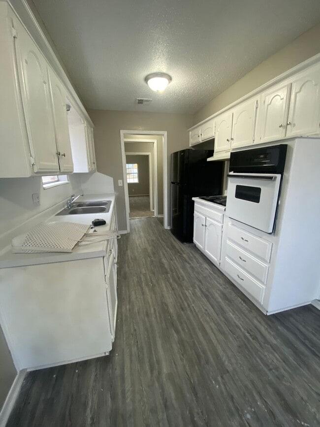 Building Photo - Cute 4 Bedroom Home