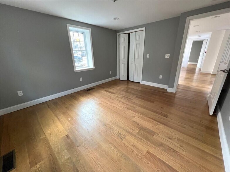 Building Photo - 5 Church St