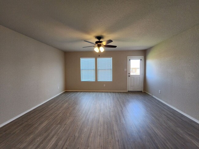 Building Photo - 3/2/2 in Heather Glen / Fridge Included / Fenced in Back Yard / CISD