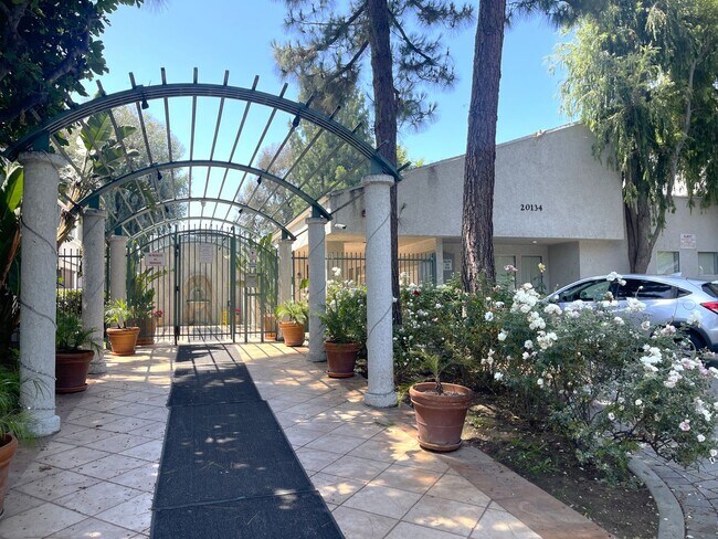 Building Photo - 2 Bedroom + 2 Bath Condo in Winnetka