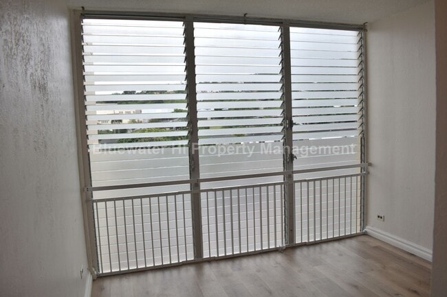 Building Photo - 2 bedroom, 1 bath, 1 prkg. Condo (Makiki area)