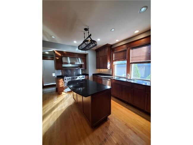 Building Photo - 1712 W 31st St