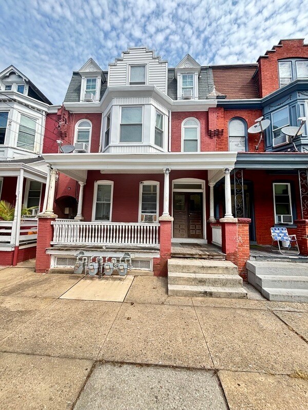 Building Photo - 227 E Clay St