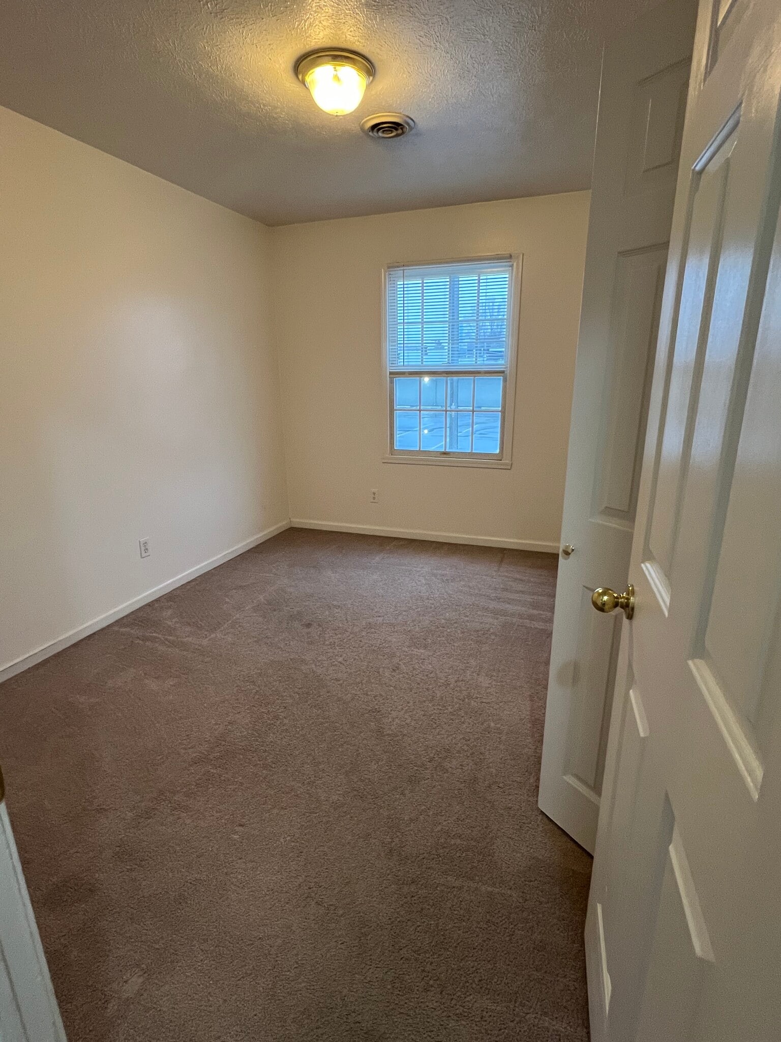 Building Photo - 605 N Main St