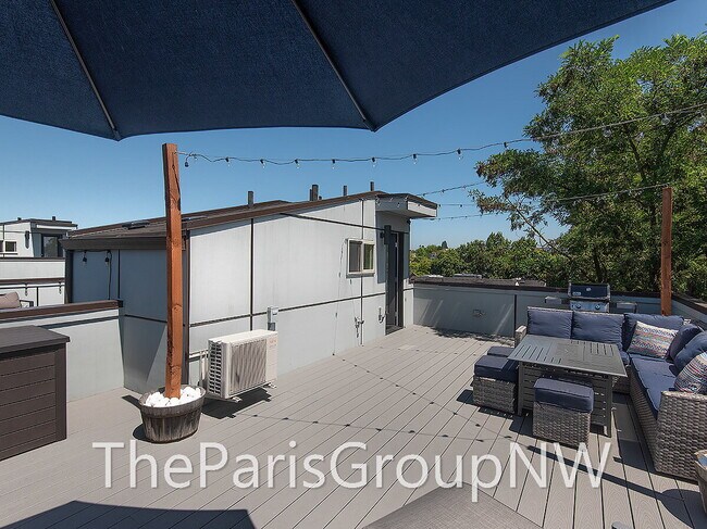 Building Photo - Stunning Mod 3BR+Den, 3.5BA Townhome * XL Roof Deck *A/C ++