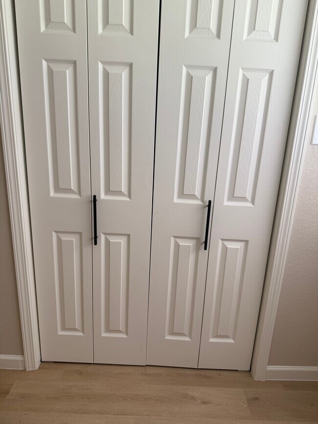 Building Photo - 1407 W Donovan St