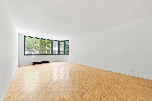 Building Photo - 3LN