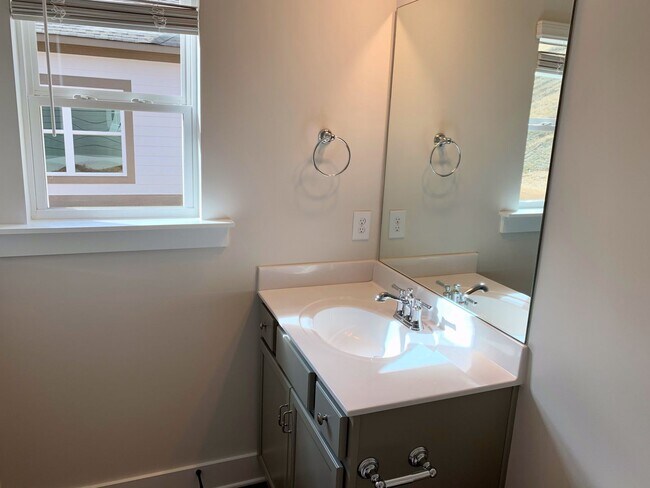 Building Photo - One level home with GARAGE and FENCED BACKYARD!