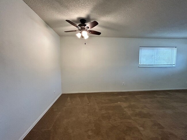 Building Photo - 140 E Highline Cir