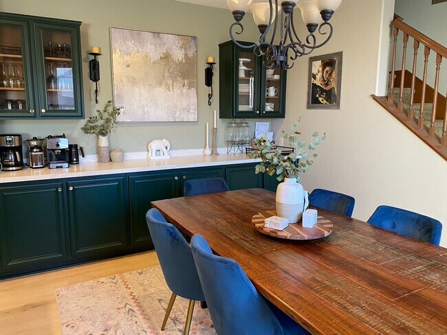 Building Photo - Spacious 4-Bedroom Townhome with Downstairs Bed/Bath in Creekside!