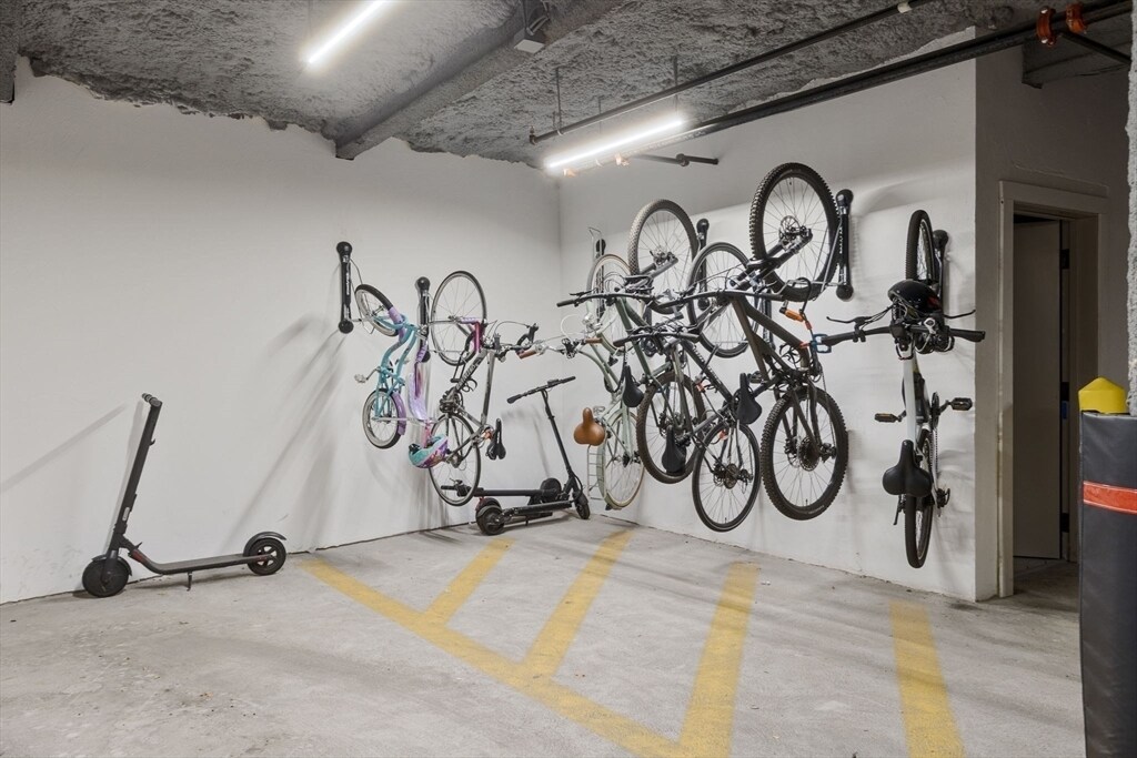 Building Photo - 320 Maverick St