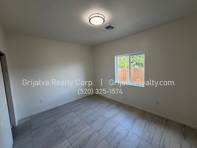 Building Photo - 4501 S 7th Ave